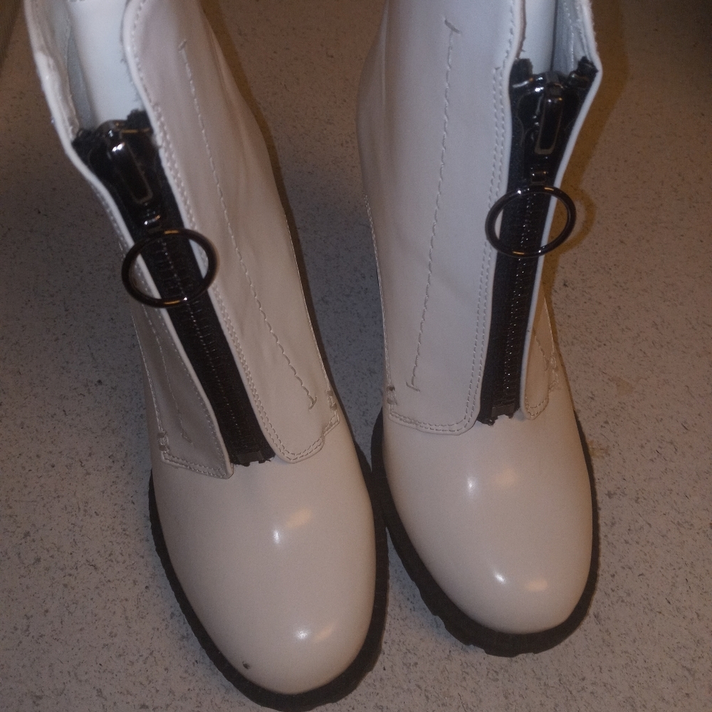 Simply Vera Vera Wang white boots